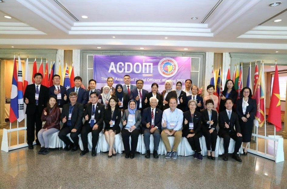 PGS.TS. Nguyễn Thị Hồng Minh chụp ảnh lưu niệm cùng đại biểu các nước tham dự Hội nghị 